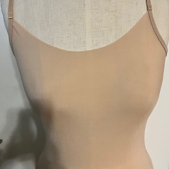 COMMANDO Whisper Weight Camisole in Nude Size S/M - Picture 3 of 7